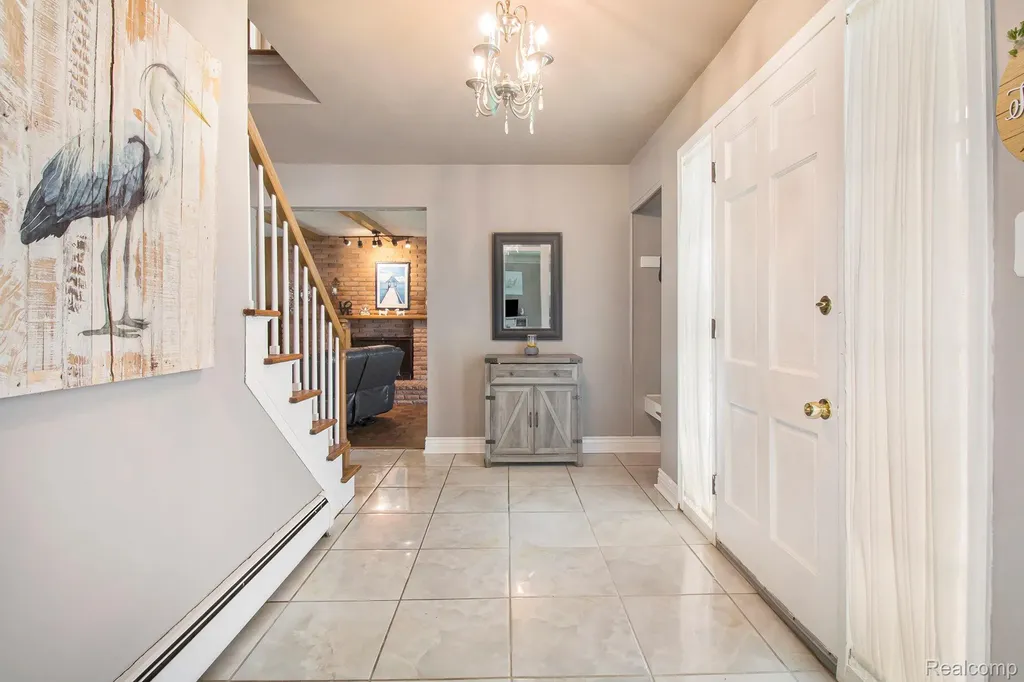 26031 Hidden Lane Grosse Ile Township MI 48138
