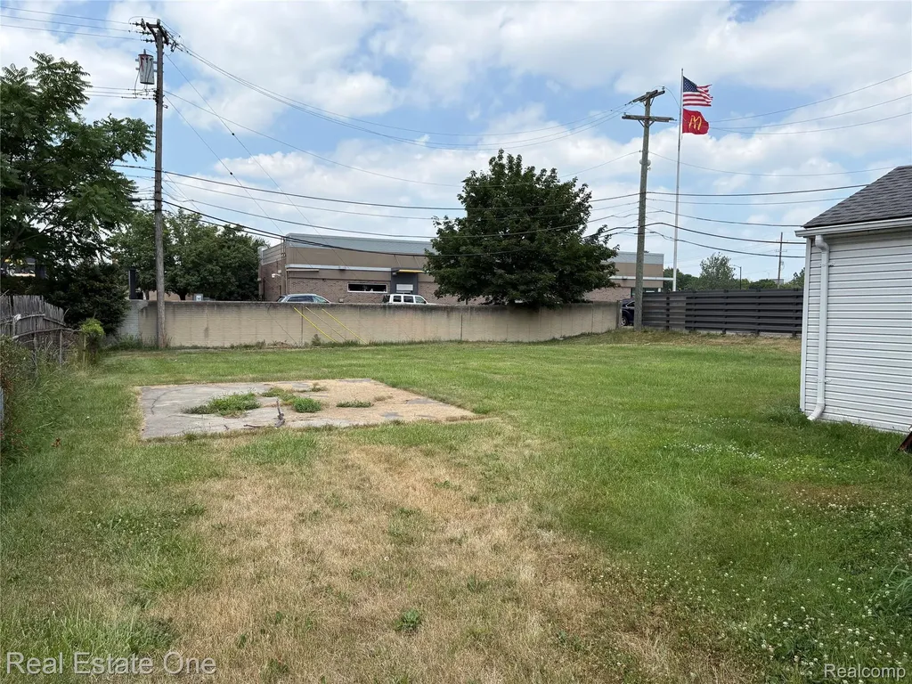 5873 Elmgrove Avenue Warren City MI 48092