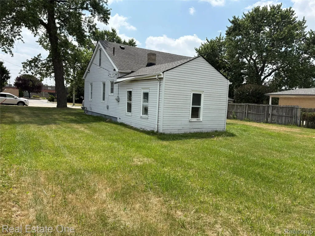 5873 Elmgrove Avenue Warren City MI 48092