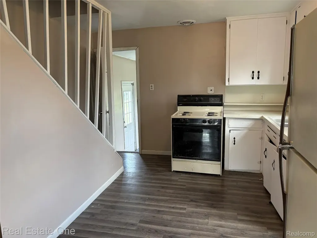 5873 Elmgrove Avenue Warren City MI 48092