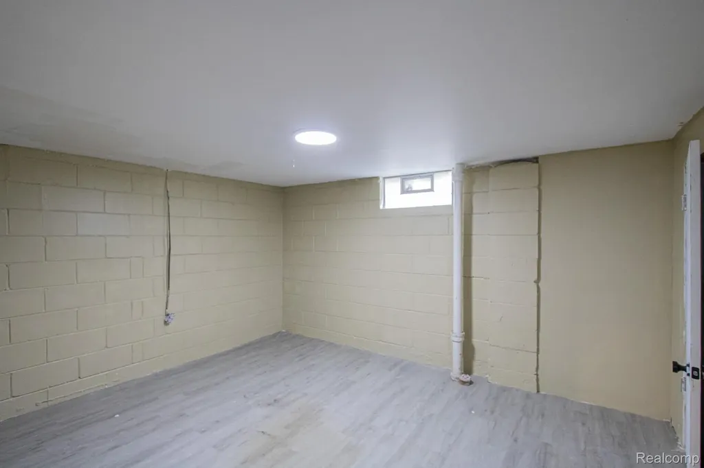 19644 Kenosha Street Harper Woods City MI 48225