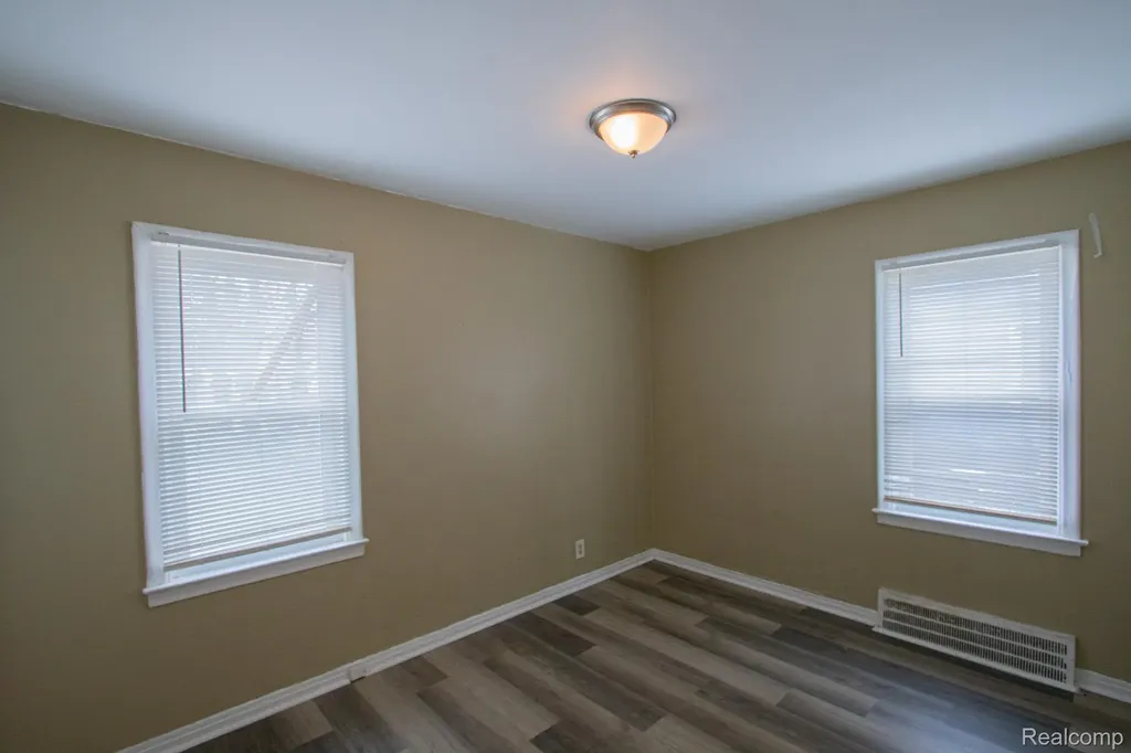 19644 Kenosha Street Harper Woods City MI 48225