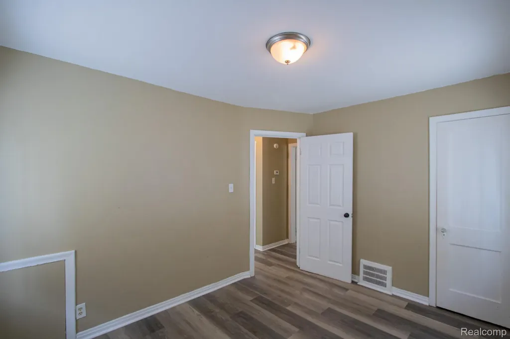 19644 Kenosha Street Harper Woods City MI 48225