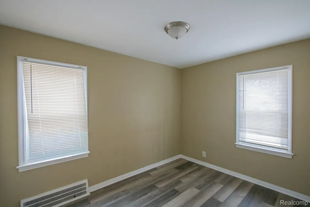 19644 Kenosha Street Harper Woods City MI 48225