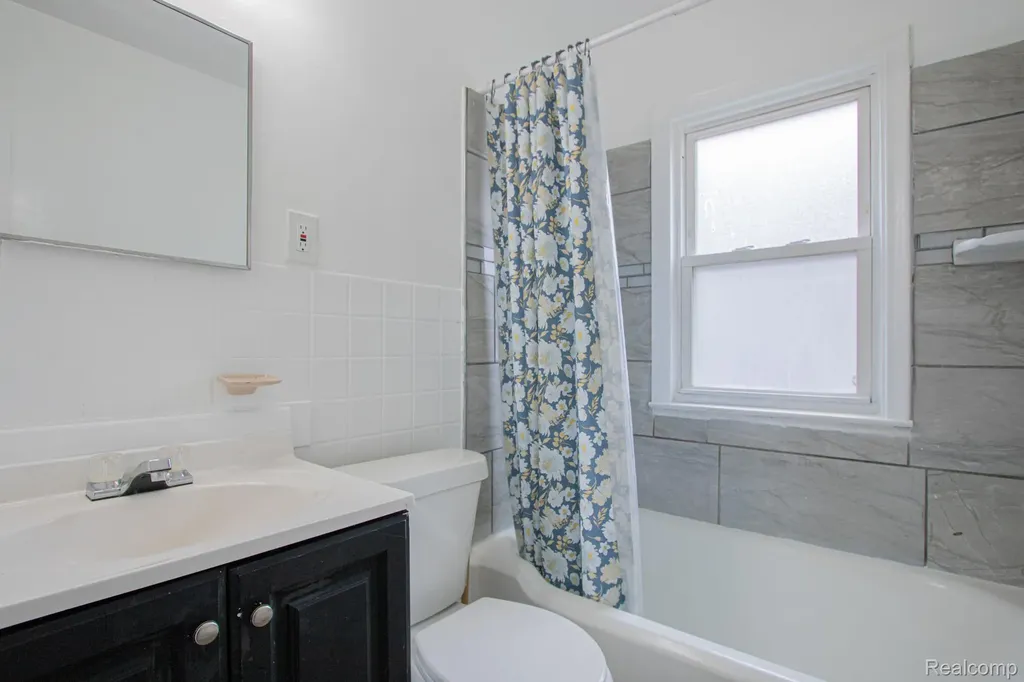 19644 Kenosha Street Harper Woods City MI 48225