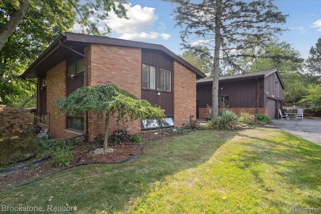 4665 W Maple Road Bloomfield Hills City MI 48301