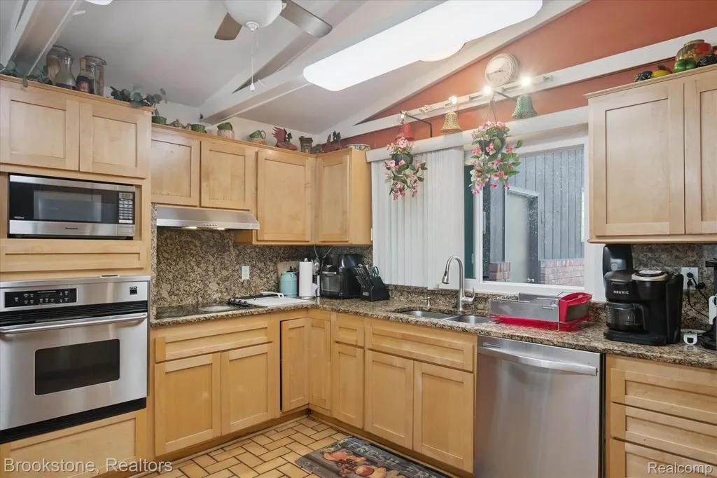 4665 W Maple Road Bloomfield Hills City MI 48301