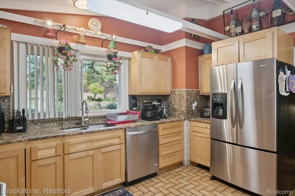 4665 W Maple Road Bloomfield Hills City MI 48301