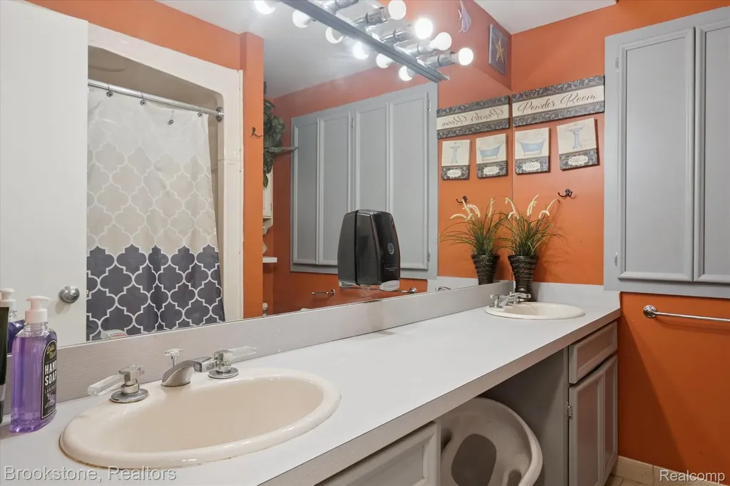 4665 W Maple Road Bloomfield Hills City MI 48301