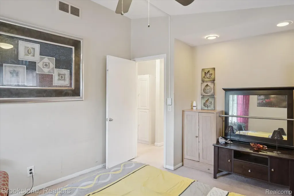 4665 W Maple Road Bloomfield Hills City MI 48301