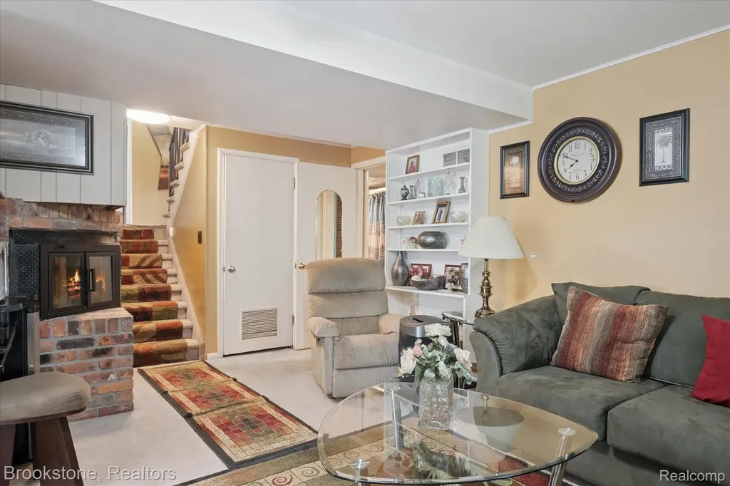 4665 W Maple Road Bloomfield Hills City MI 48301
