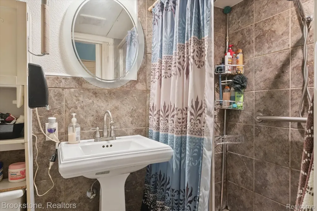 4665 W Maple Road Bloomfield Hills City MI 48301