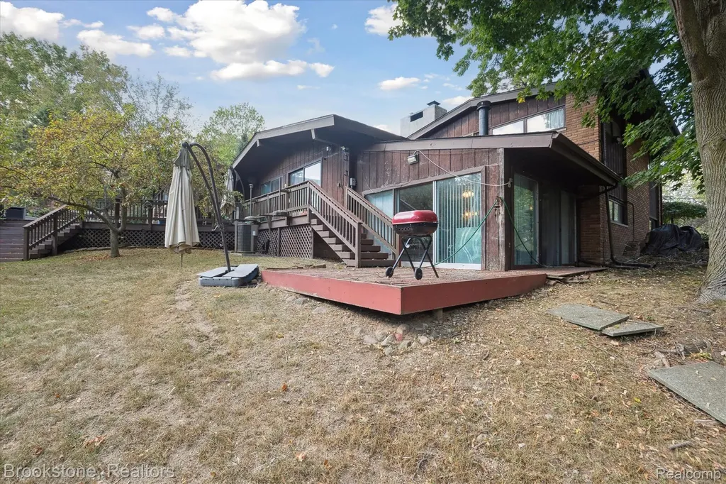 4665 W Maple Road Bloomfield Hills City MI 48301