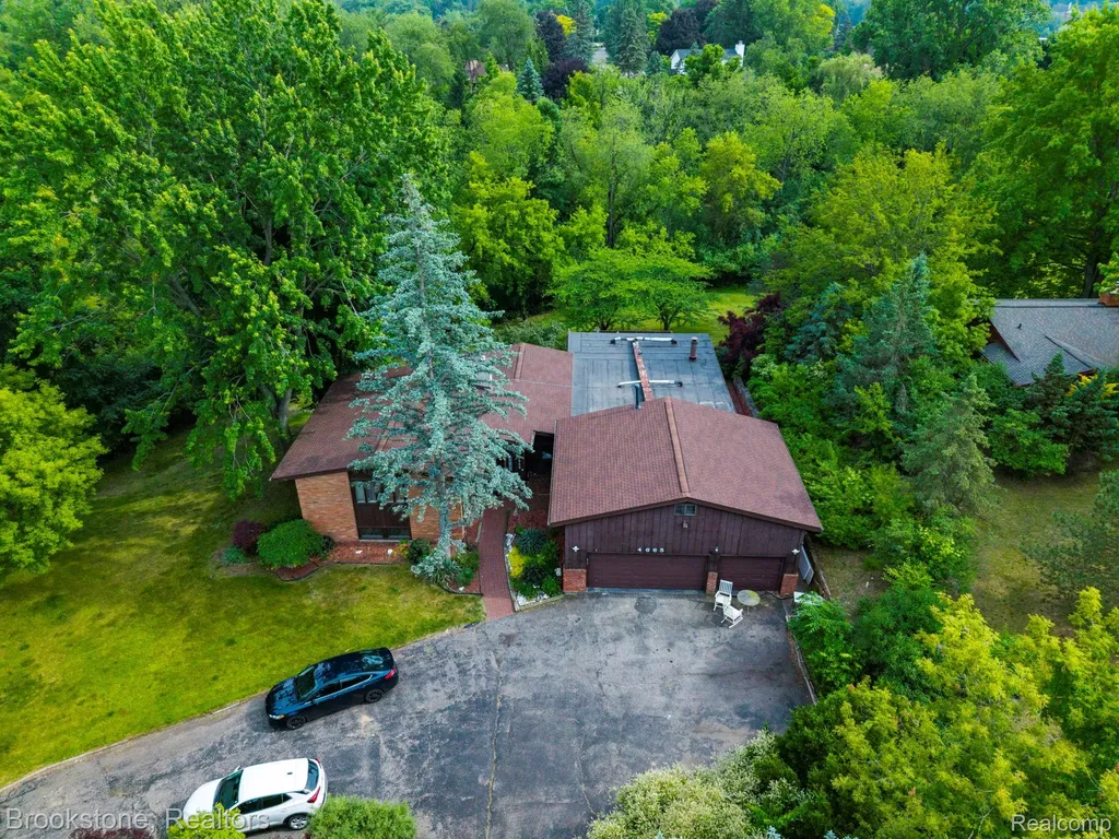 4665 W Maple Road Bloomfield Hills City MI 48301