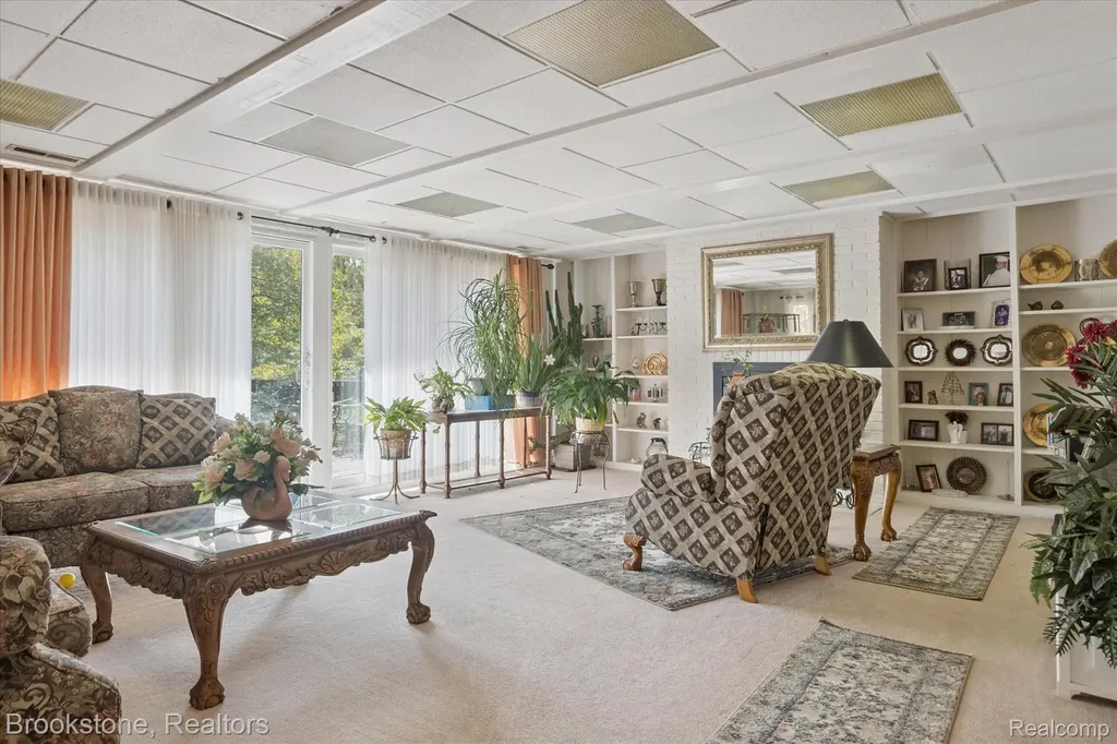 4665 W Maple Road Bloomfield Hills City MI 48301