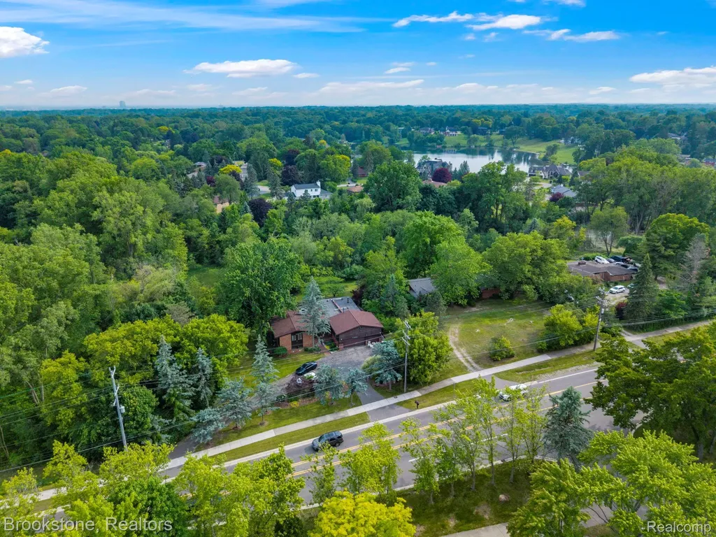 4665 W Maple Road Bloomfield Hills City MI 48301