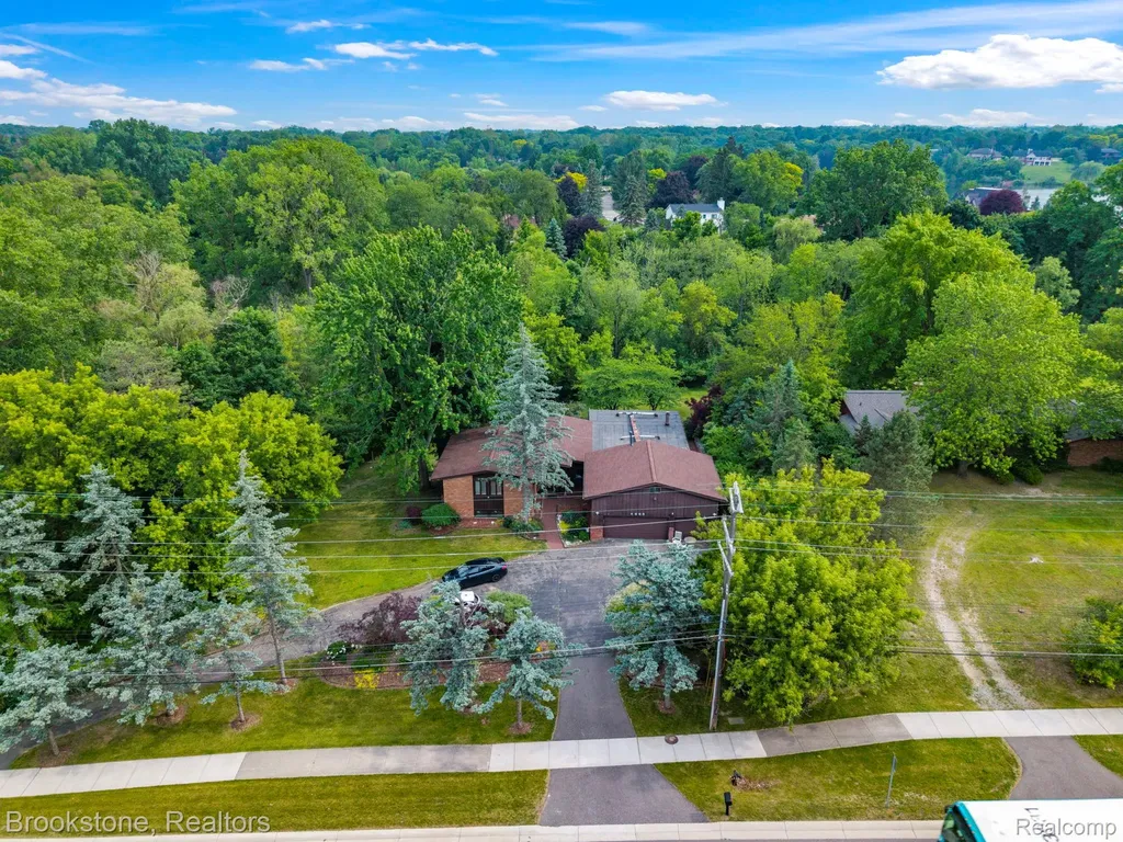 4665 W Maple Road Bloomfield Hills City MI 48301