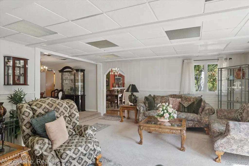 4665 W Maple Road Bloomfield Hills City MI 48301