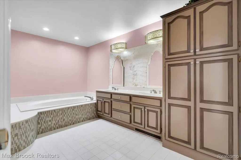 11633 Lorenz Way Plymouth Charter Township MI 48170