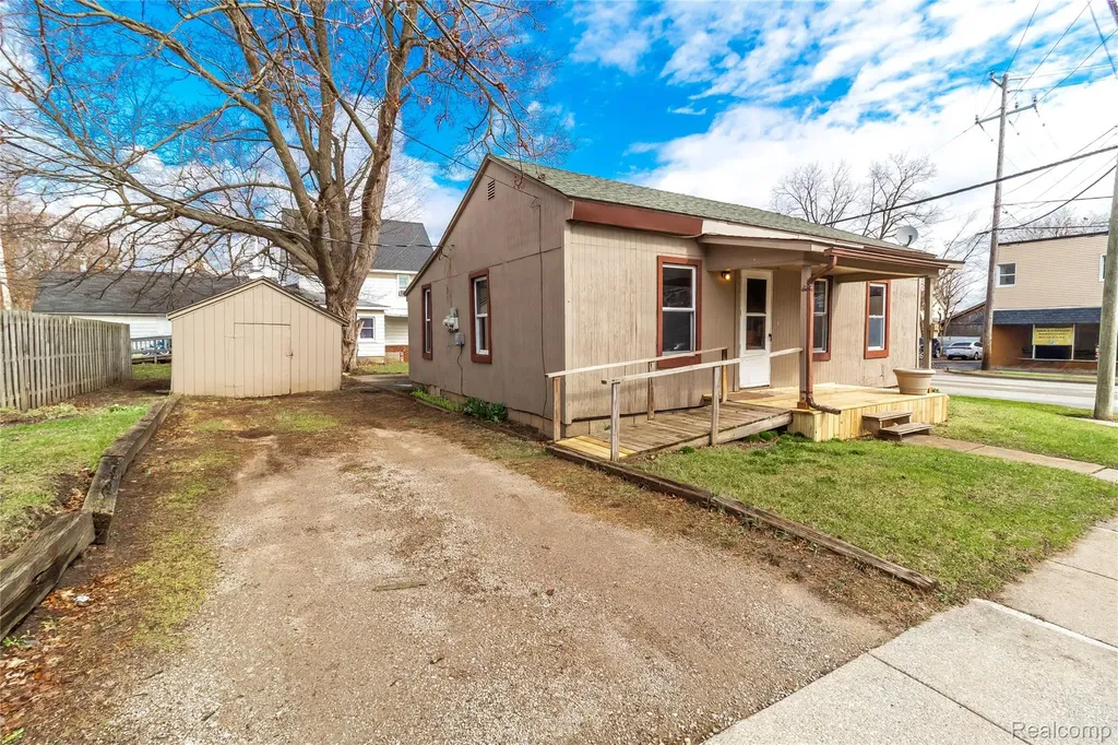 6 Law Street Lapeer City MI 48446