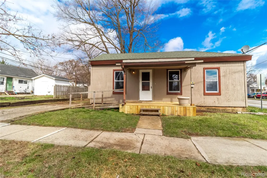 6 Law Street Lapeer City MI 48446