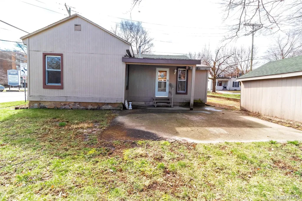 6 Law Street Lapeer City MI 48446