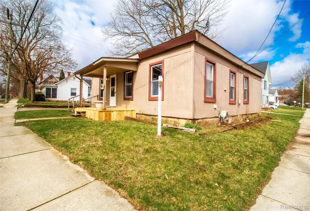 6 Law Street Lapeer City MI 48446
