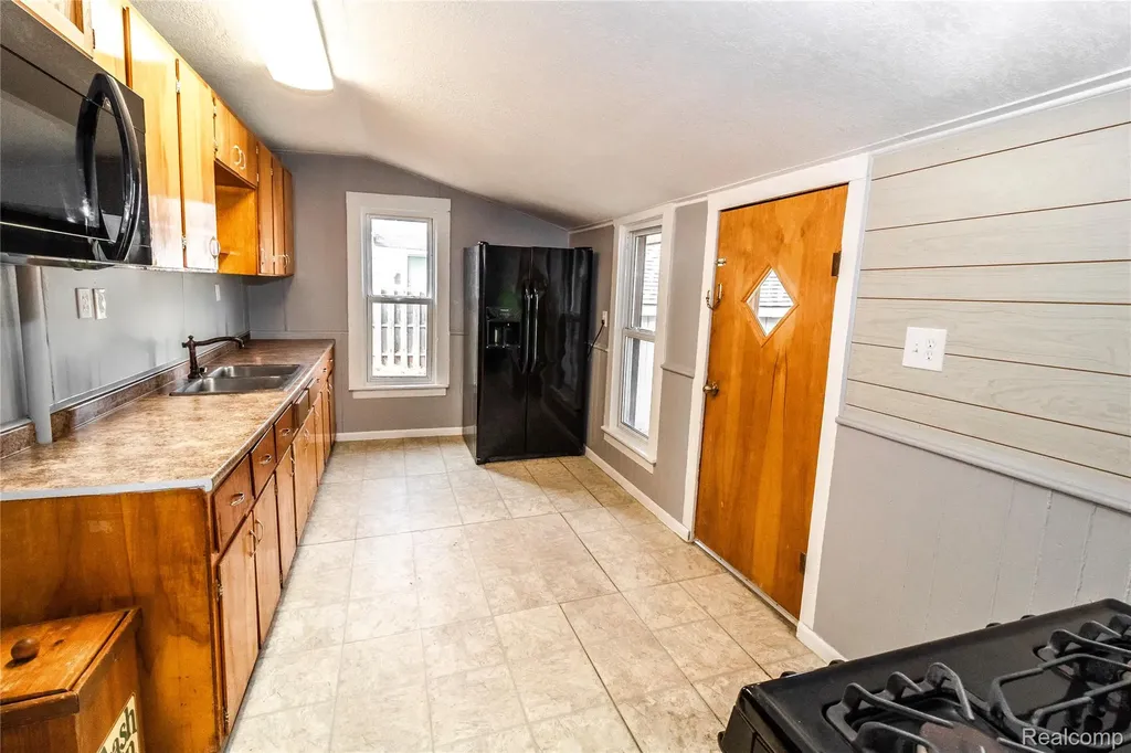 6 Law Street Lapeer City MI 48446