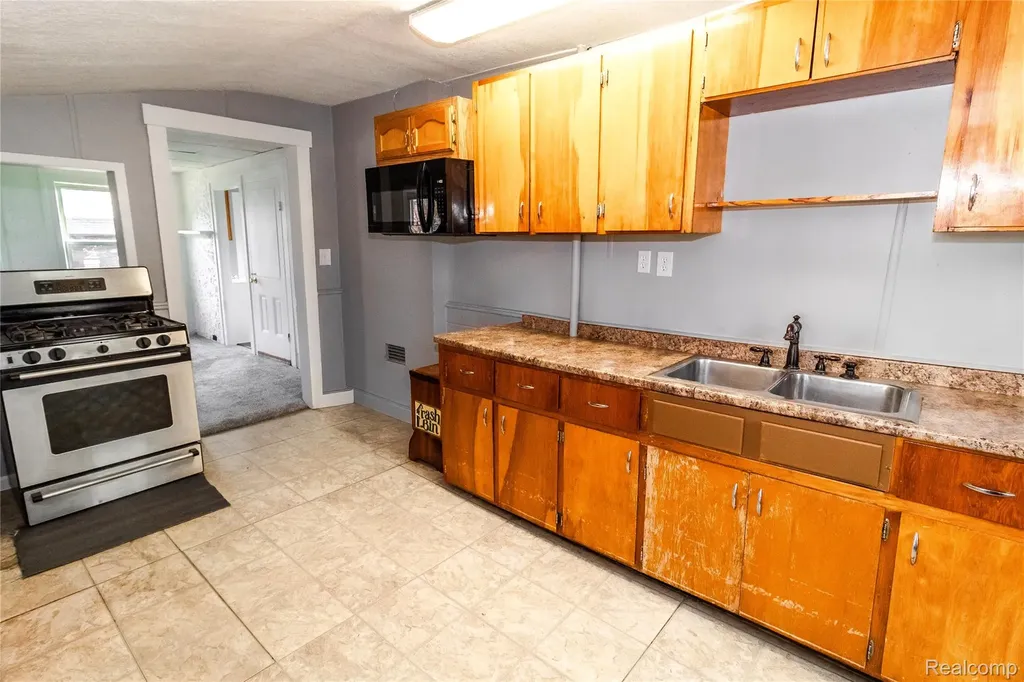 6 Law Street Lapeer City MI 48446