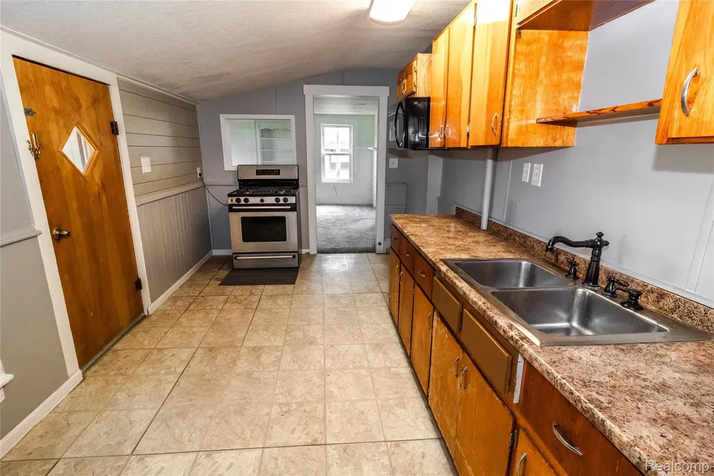 6 Law Street Lapeer City MI 48446