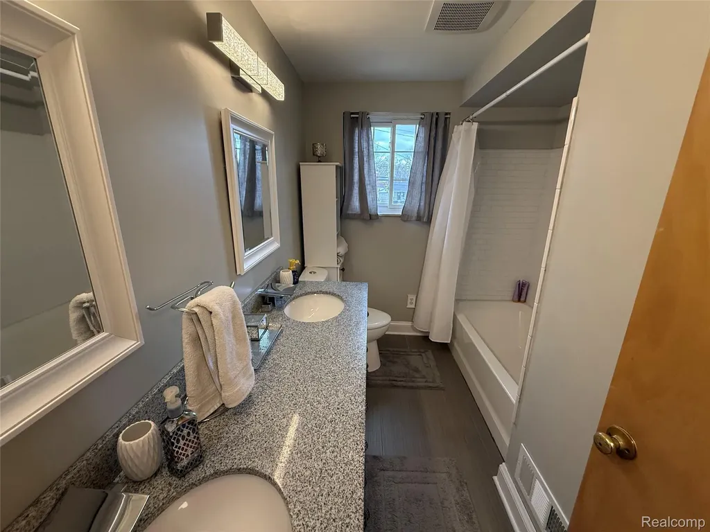 1645 Blairmoor Court Grosse Pointe Woods City MI 48236
