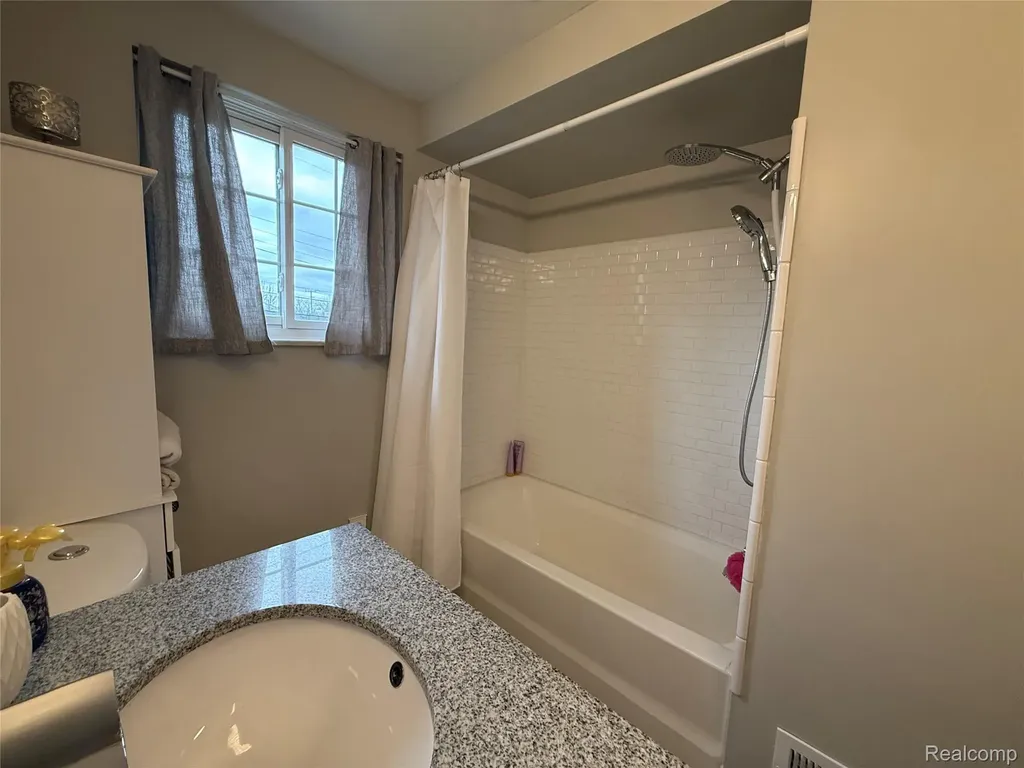 1645 Blairmoor Court Grosse Pointe Woods City MI 48236