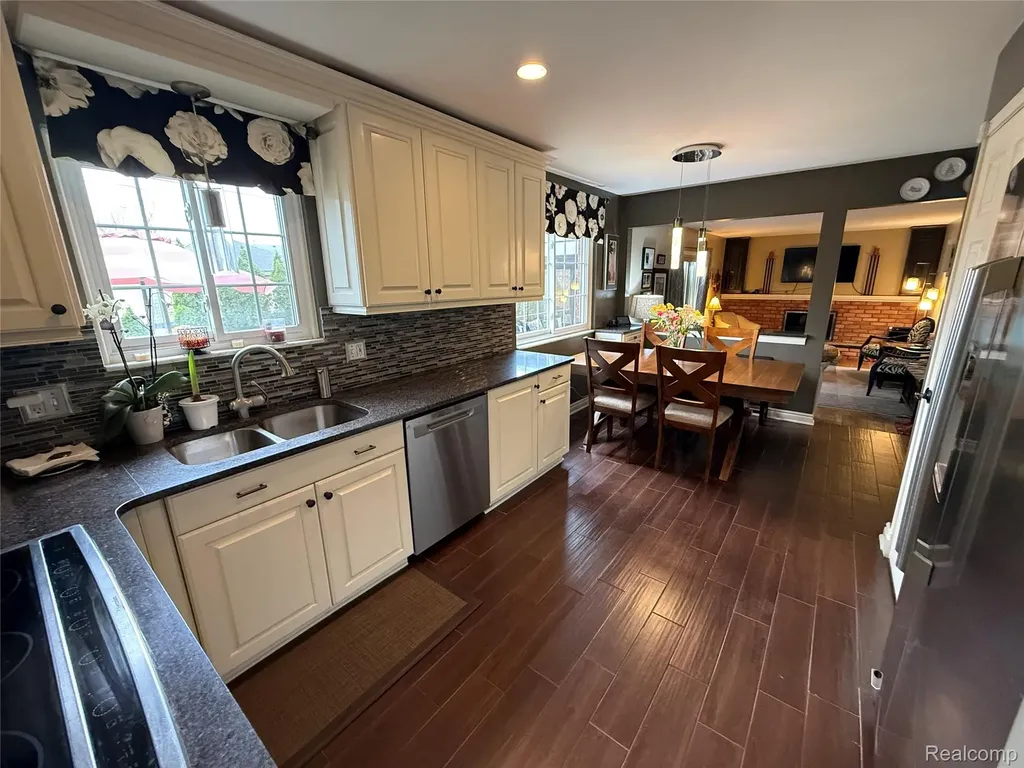 1645 Blairmoor Court Grosse Pointe Woods City MI 48236