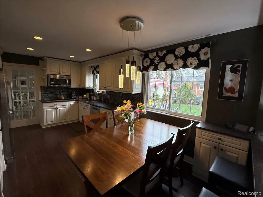 1645 Blairmoor Court Grosse Pointe Woods City MI 48236