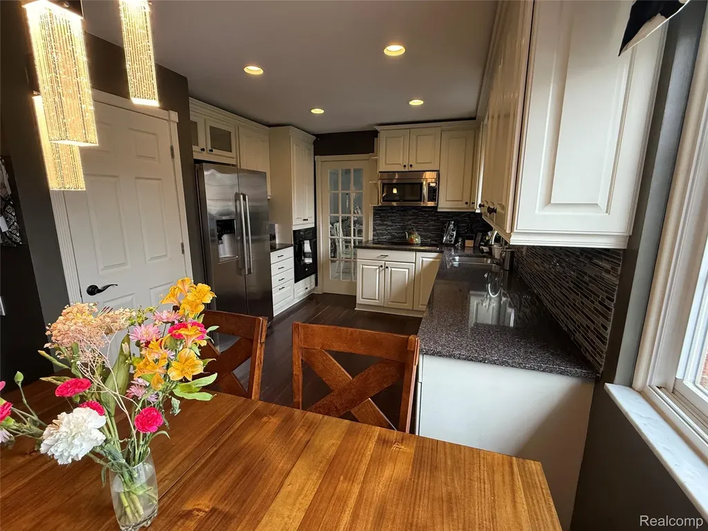 1645 Blairmoor Court Grosse Pointe Woods City MI 48236