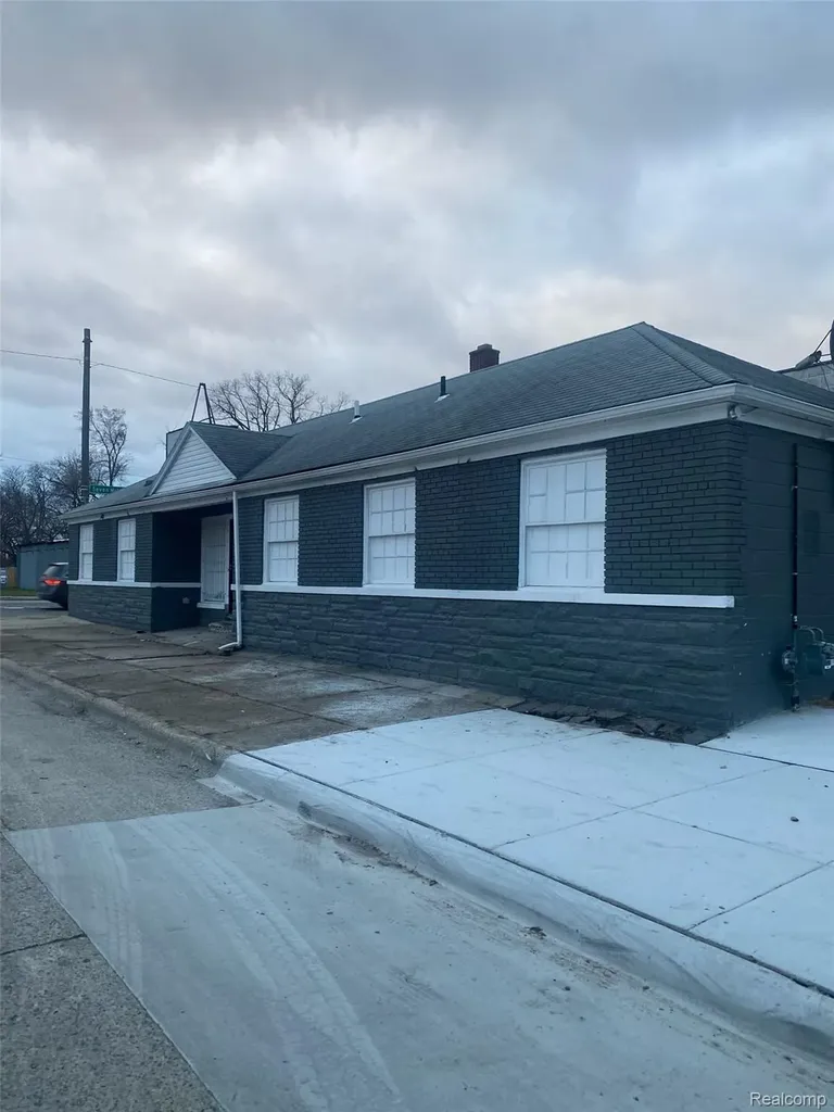 17306 W 7 Mile Road Detroit City MI 48235
