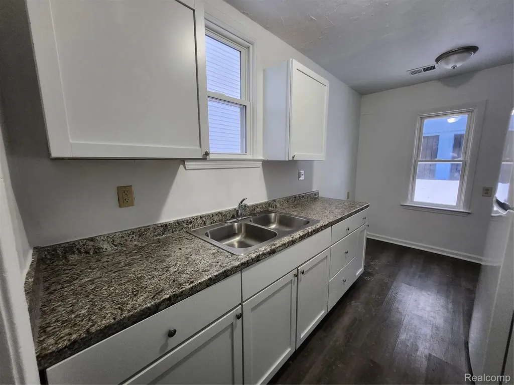 15389 Dixie Redford Charter Township MI 48239