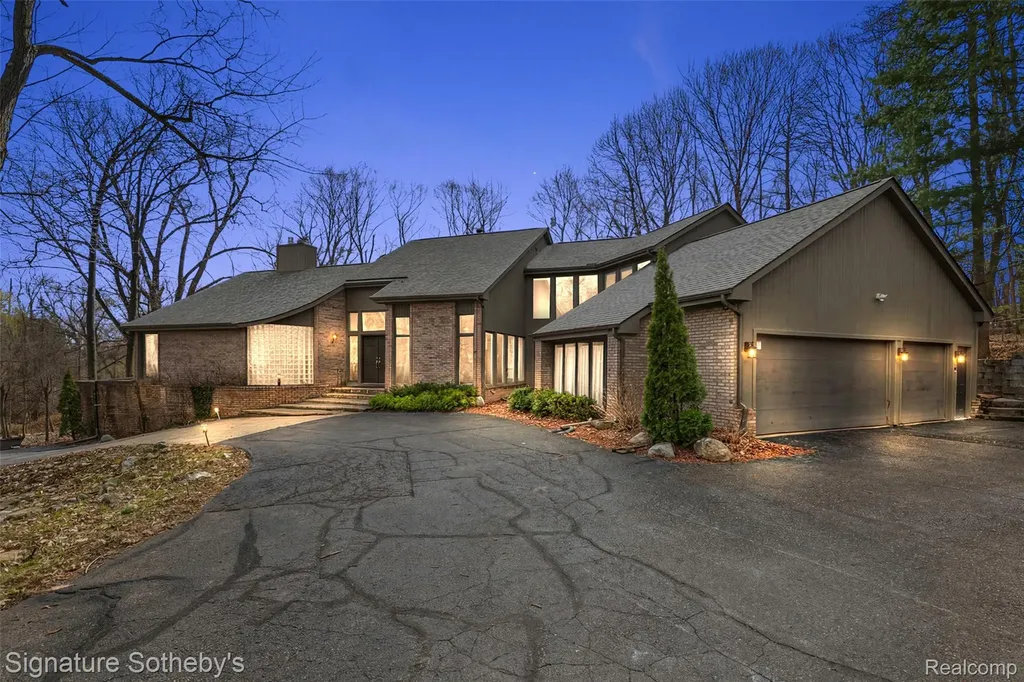 4650 Lahser Road Bloomfield Hills City MI 48302