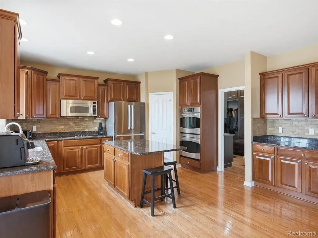 3235 Woodview Circle Orion Charter Township MI 48362