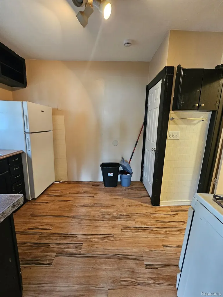 8033 Jackson Avenue Warren City MI 48089