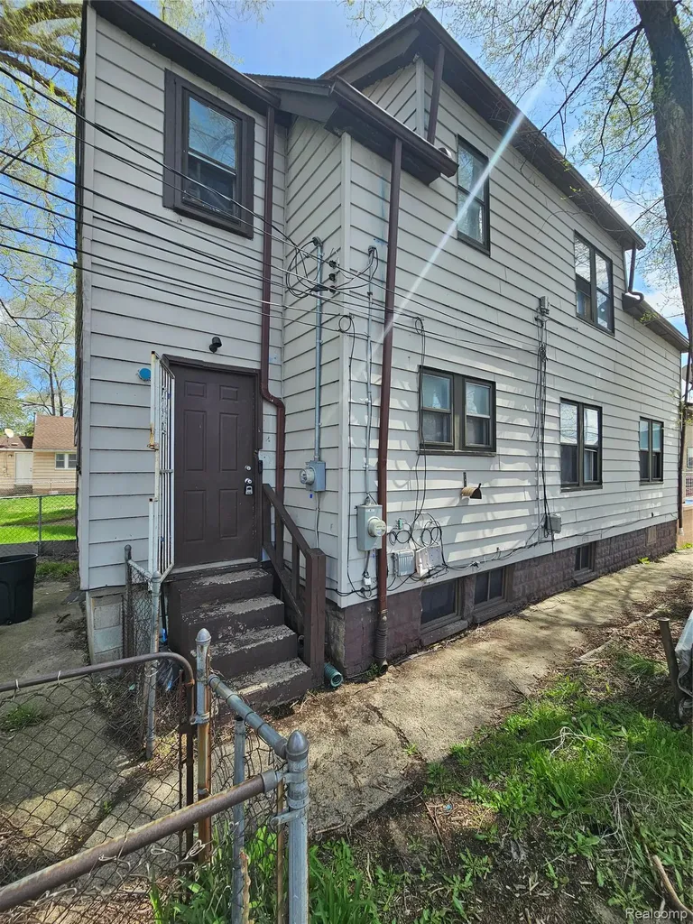 8033 Jackson Avenue Warren City MI 48089