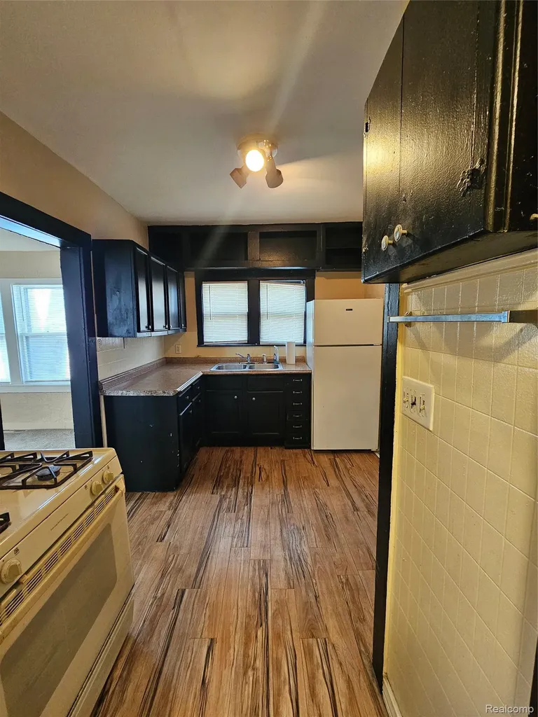 8033 Jackson Avenue Warren City MI 48089