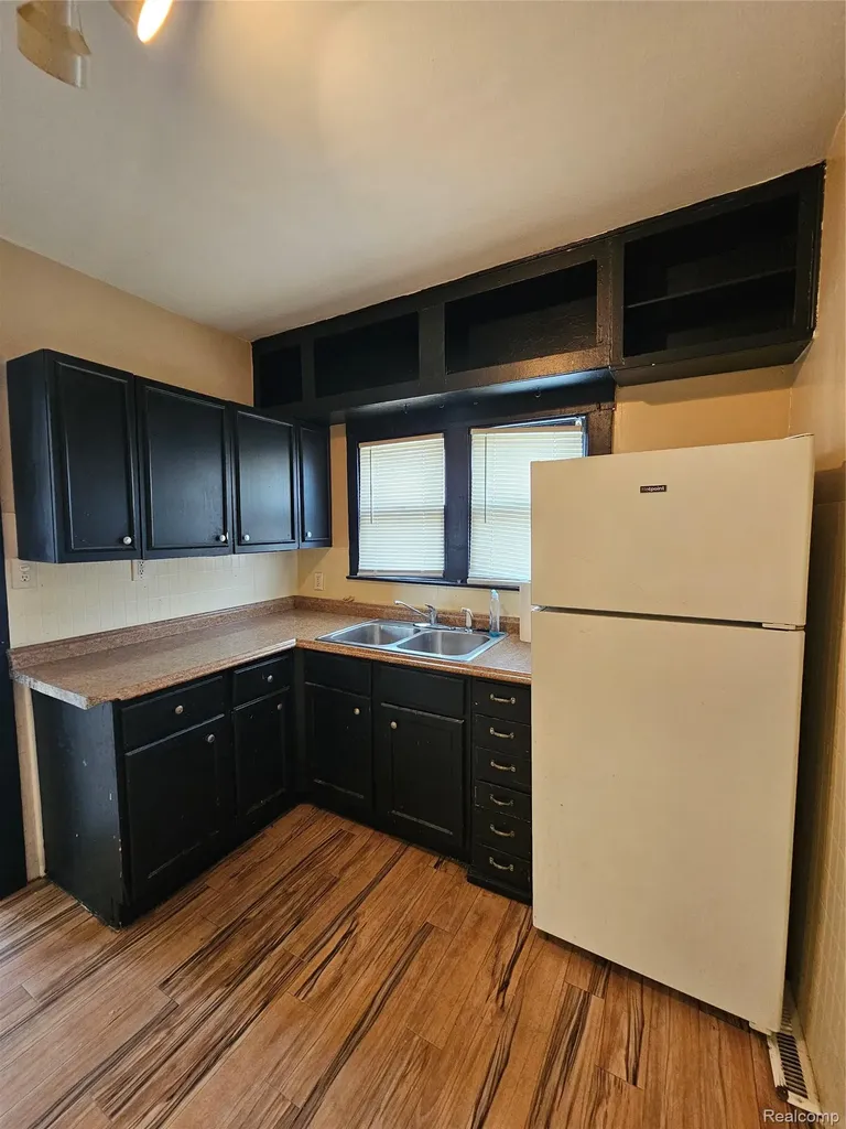 8033 Jackson Avenue Warren City MI 48089