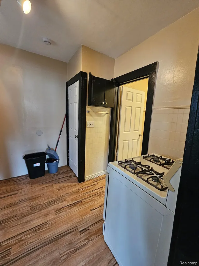8033 Jackson Avenue Warren City MI 48089