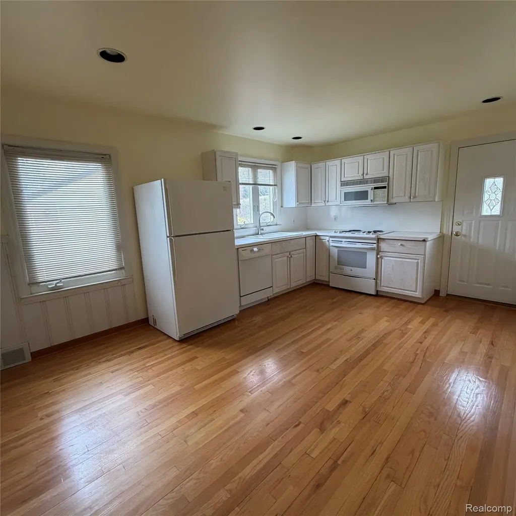 65 Hampton Road Village Of Grosse Pointe Shores City MI 48236