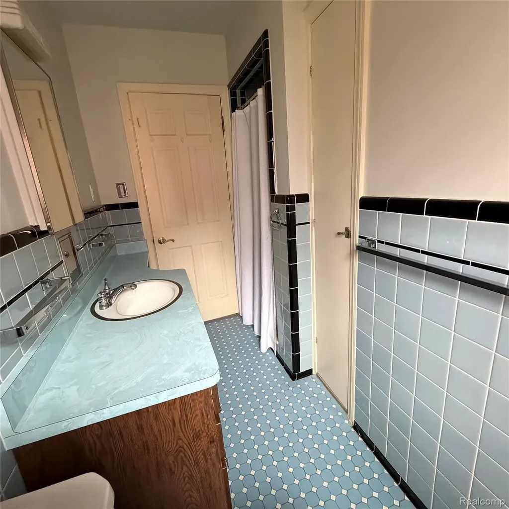 65 Hampton Road Village Of Grosse Pointe Shores City MI 48236