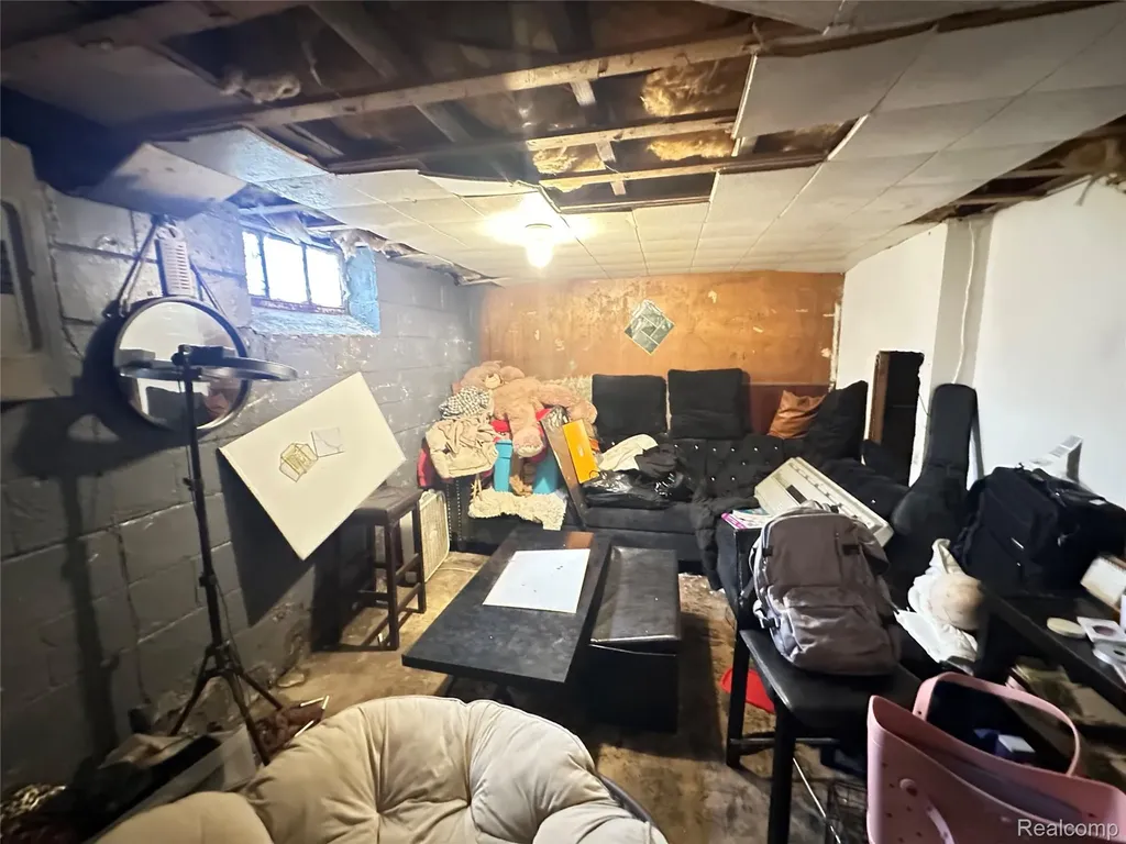 9091 Warwick Street Detroit City MI 48228