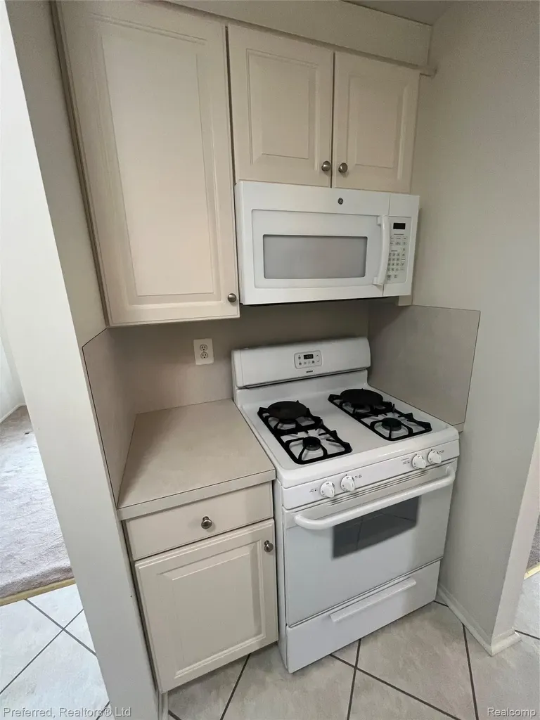 40592 Newport Drive Plymouth Charter Township MI 48170