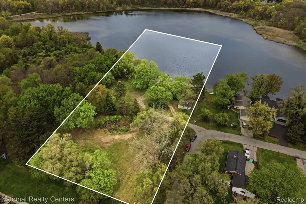 1625 Highland Park Drive Highland Charter Township MI 48356
