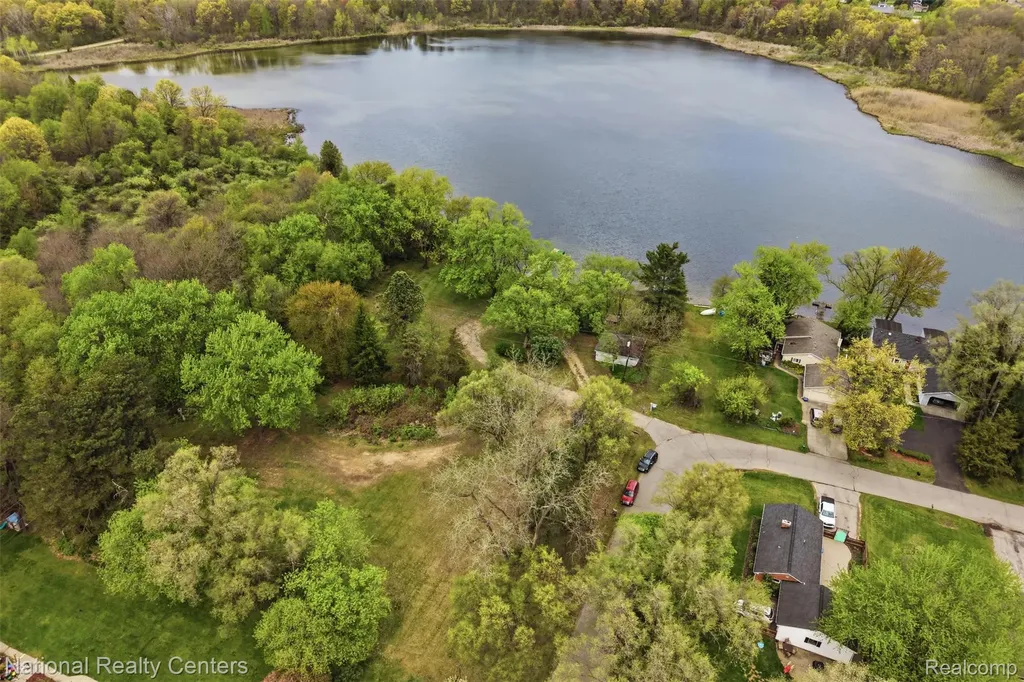 1625 Highland Park Drive Highland Charter Township MI 48356